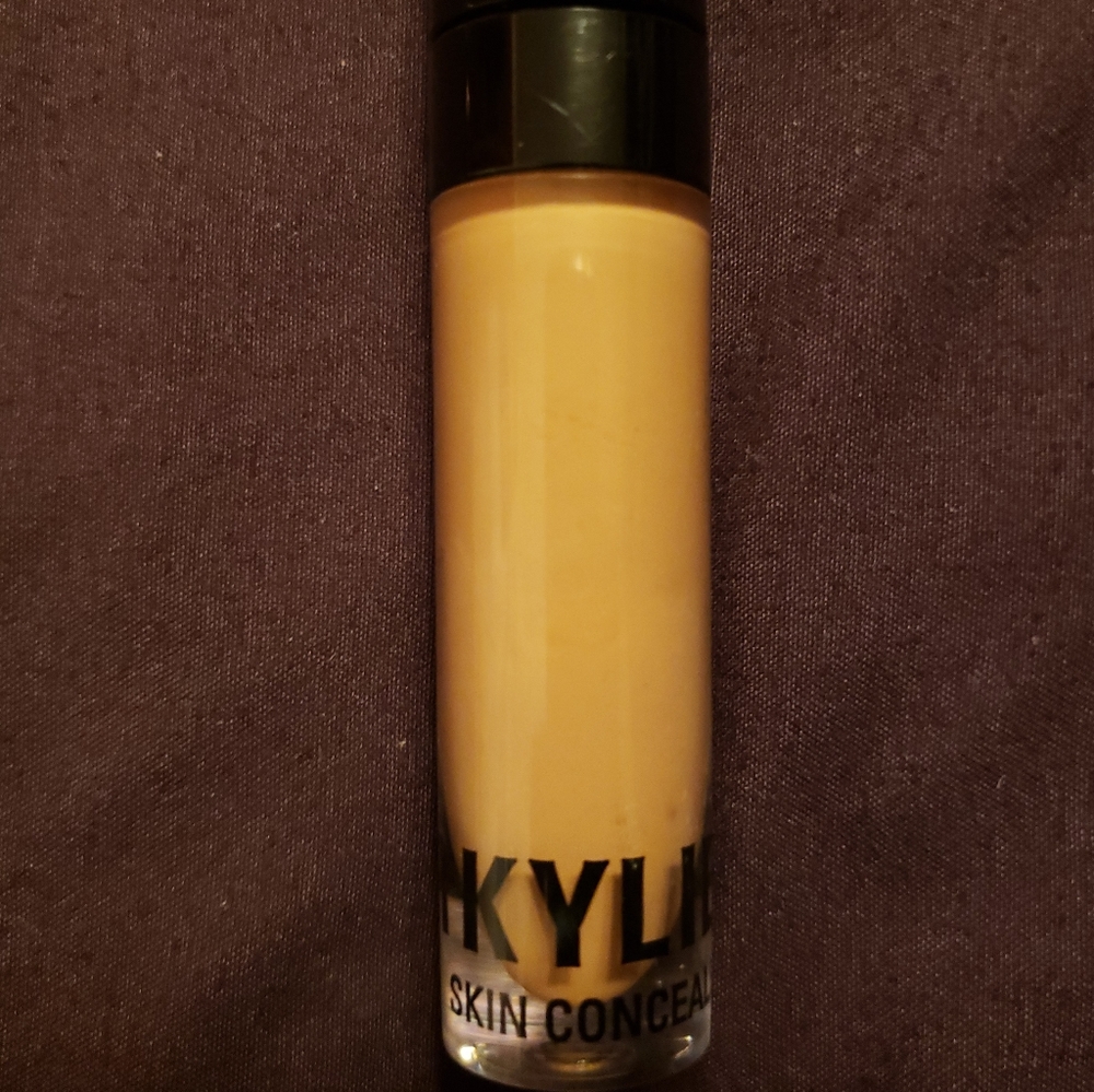 Kylie concealer *granola*